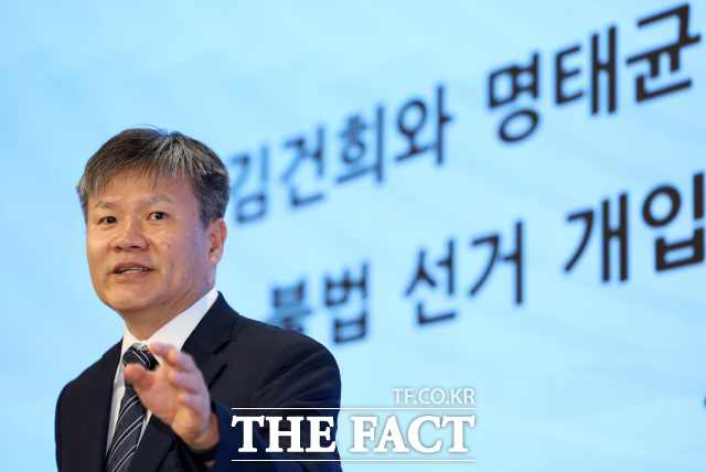 김건희 여사의 집사로 알려진 김예성 씨가 언론을 통해 자진 출석 의사를 밝혔지만, 민중기 특별검사팀은 직접적인 연락을 받은 적이 없다며 정식 절차를 통한 접촉을 촉구했다. 김건희 여사 의혹을 수사하는 민중기 특별검사팀의 문홍주 특검보가 지난 7일 서울 종로구 KT광화문빌딩 웨스트에 마련된 사무실에서 정례 브리핑을 마친 뒤 취재진 질문에 답하고 있다. /뉴시스