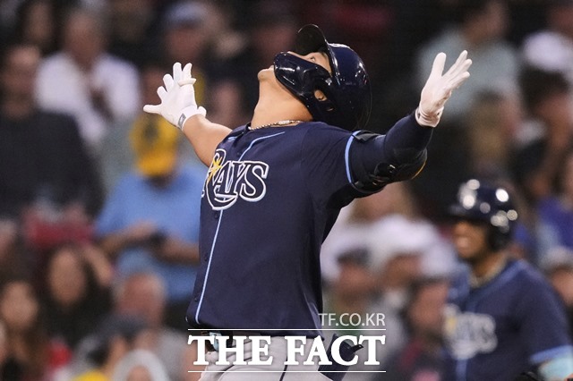 탬파베이 레이스 5번 타자 김하성이 11일 보스턴 레드삭스와 원정경기 4회 조 역전 투런 홈런을 날린 뒤 세리머니를 펼치고 있다./보스턴=AP.뉴시스