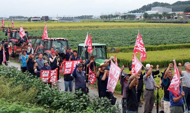 지난해 9월 12일 전국농민회총연맹 회원들이 경기도 안성시 미양면 논에서 쌀값보장·쌀수입저지·양곡관리법 개정안 관철을 위한 논 갈아엎기 투쟁 집회를 열고 구호를 외치고 있는 모습. / 뉴시스