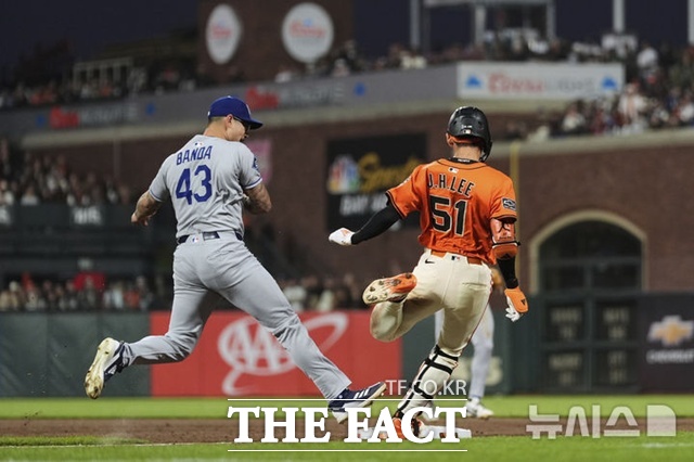 샌프란시스코 이정후가 12일(한국시간) LA다저스전에서 5회말 1루쪽 땅볼을 때린 뒤 전력 질주해 1루에 아슬아슬하게 세이프되고 있다. /샌프란시스코=AP.뉴시스