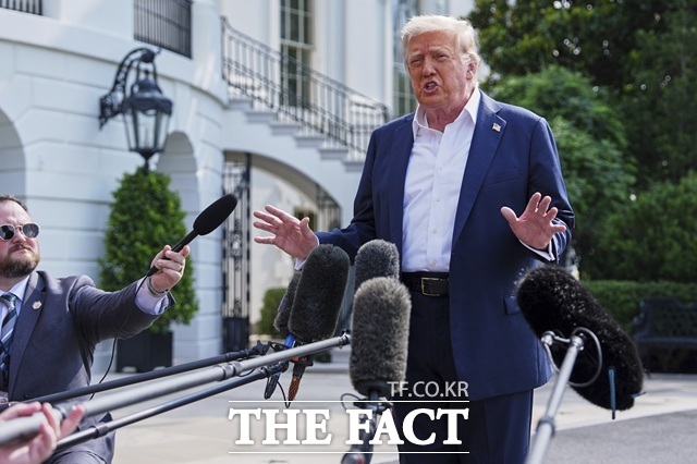 도널드 트럼프 미국 대통령이 11일(현지시간) 백악관에서 텍사스 홍수 피해 현장 방문을 위해 이동하기 앞서 취재진 질문에 답하고 있다. /AP.뉴시스