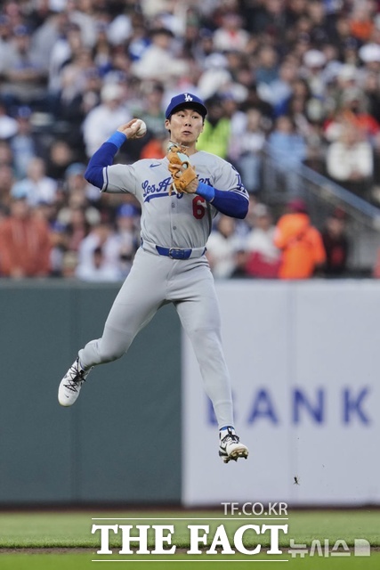LA다저스 김혜성이 12일(한국시간) 샌프란시스코전에서 2회말 케이시 슈미트의 중견수 앞으로 빠지는 안타성 타구를 잡아 1루에 점프해 던져 아웃시키고 있다. /샌프란시스코=AP.뉴시스