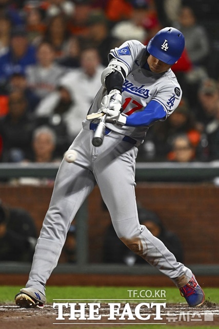 LA다저스 오타니 쇼헤이가 12일(한국시간) 샌프란시스코전에서 3회초 시즌 32호 우월 2점 홈런을 터트리고 있다. /샌프란시스코=AP.뉴시스