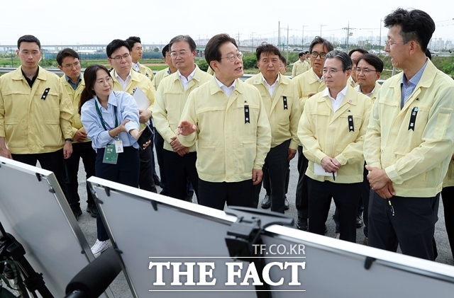 이재명 대통령이 14일 충북 청주시 흥덕구 오송읍 궁평2지하차도를 방문해 브리핑을 듣고 있다. /뉴시스