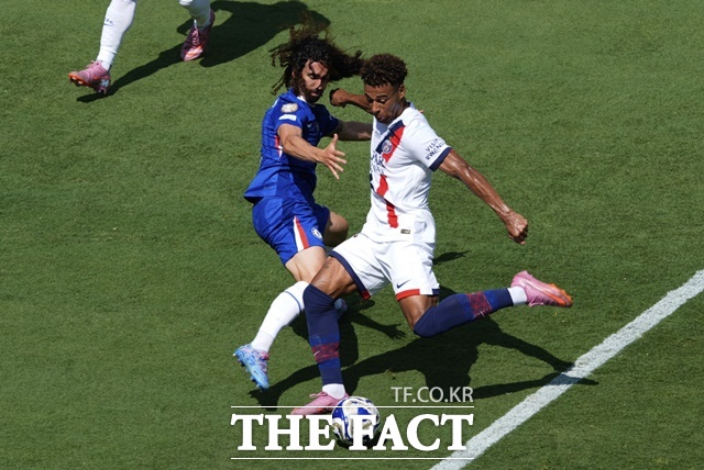 전반 16분 선제골 찬스를 무산시킨 PSG의 데지레 두에(오른쪽)./이스트 러더퍼드=AP.뉴시스