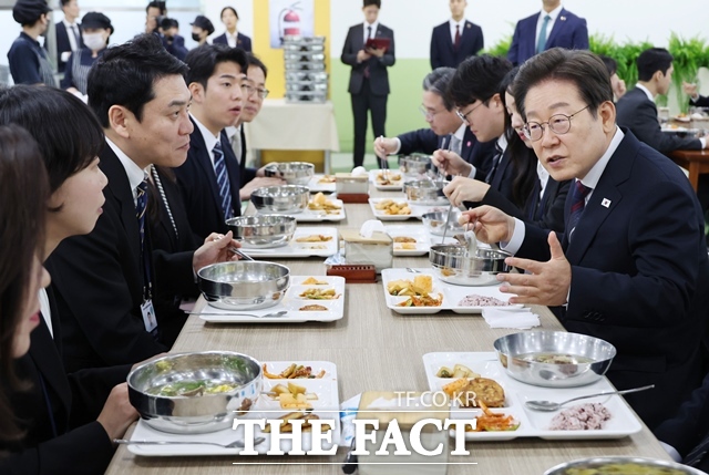 재명 대통령이 14일 충북 진천 국가공무원인재개발원 구내식당에서 5급 신임관리자과정 교육생들과 점심을 함께하며 이야기를 나누고 있다. /뉴시스