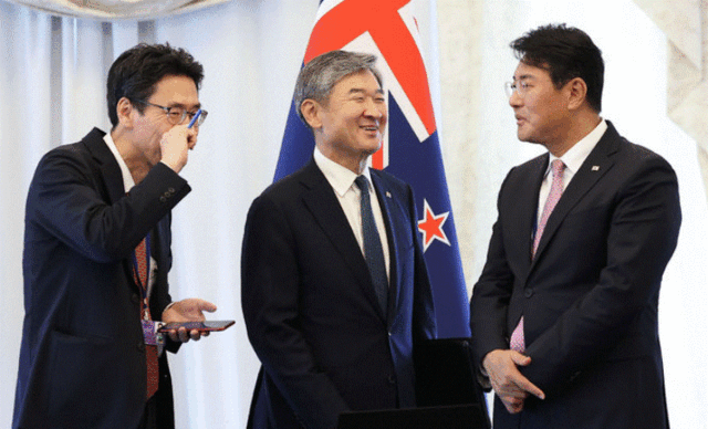 이른바 윤석열(VIP) 격노 회의에 참석했던 이충면 전 국가안보실 외교비서관이 채상병 사건 외압 의혹을 수사하는 이명현 특별검사팀 조사를 마치고 돌아갔다. 조태용(가운데) 국가안보실장과 김태효(오른쪽) 국가안보실 제1차장, 이충면 외교비서관이 2023년 7월 11일(현지시간) 리투아니아 빌뉴스 한 호텔에서 열린 한-뉴질랜드 정상회담에 앞서 대화를 나누고 있다. /뉴시스