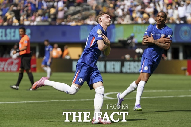 첼시의 콜 파머(왼쪽)가 14일 PSG와 2025 클럽 월드컵 결승전 전반 22분 선제골을 기록한 뒤 주앙 페드로와 함께 골 세리머니를 펼치고 있다./이스트 러더퍼드=AP.뉴시스