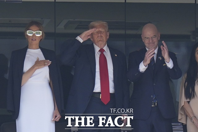 결승전을 참관하고 있는 미국의 도널드 트럼프 대통령(가운데)./이스트 러더퍼드=AP.뉴시스