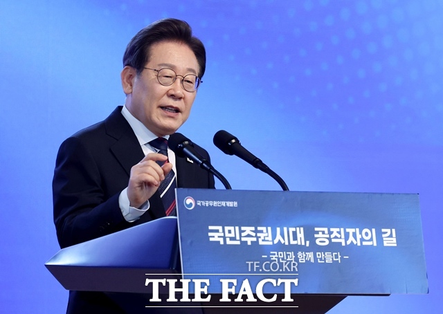 이재명 대통령이 14일 충북 진천 국가공무원 인재개발원에서 5급 신임관리자를 대상으로 특강을 하고 있다. /뉴시스