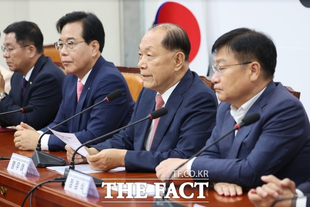 국민의힘이 차기 당대표를 선출하는 전당대회 모드에 돌입했다. 당의 침체된 분위기를 반전시킬 수 있는 마지막 기회이지만 벌써 흥행 실패에 대한 우려가 나오고 있다. 사진은 황우여 국민의힘 선거관리위원회 위원장이 14일 서울 여의도 국회에서 열린 당 대표 및 최고위원 선출 선거관리위원회 위촉장 수여식에서 발언하고 있는 모습. /뉴시스