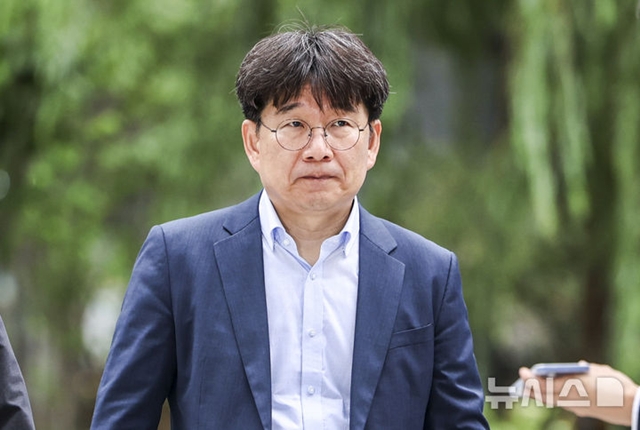 이상화 동해종합기술공사 부사장이 15일 오전 서울 종로구 KT 광화문빌딩 웨스트에 마련된 김건희 여사 연루 의혹이 제기된 주가조작 사건을 조사하는 민중기 특별검사팀 사무실로 출석하고 있다. /뉴시스