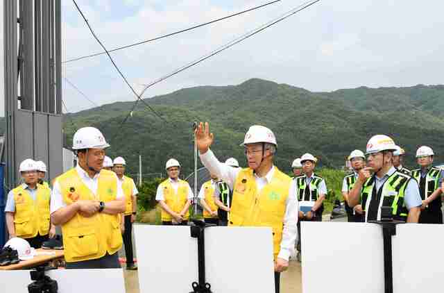 한국전력은 지난 14일부터 사흘간 김동철 사장이 호남에서 강원으로 이어지는 전력설비 건설 현장을 방문해 전력망 상황을 점검한다고 15일 밝혔다. / 한전