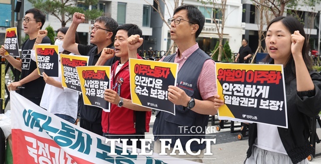 전국민주노동조합총연맹(민주노총)과 이주노동자평등연대는 15일 서울 종로구 국정기획위원회 앞에서 기자회견을 열고고용허가제를 폐지하고 노동허가제를 도입해 이주노동자가 사업장을 변경할 수 있는 자유를 보장해야 한다고 촉구했다. /이다빈 기자