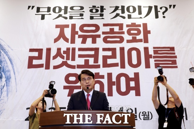 전당대회를 앞두고 국민의힘에 윤석열 전 대통령의 그림자가 또다시 드리우고 있다. 사진은 윤상현 국민의힘 의원이 14일 서울 여의도 국회에서 열린 무엇을 할 것인가, 자유공화 리셋코리아를 위하여 토론회에서 발언을 하고 있는 모습./뉴시스