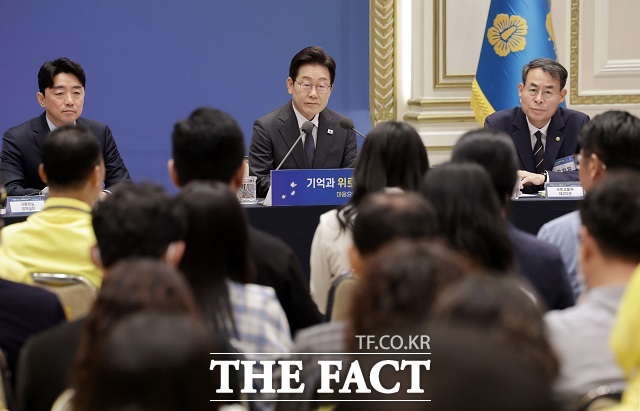 이재명 대통령이 16일 청와대 영빈관에서 열린 기억과 위로, 치유의 대화 사회적 참사 유가족과 간담회에서 유가족 발언을 듣고 있다. /뉴시스