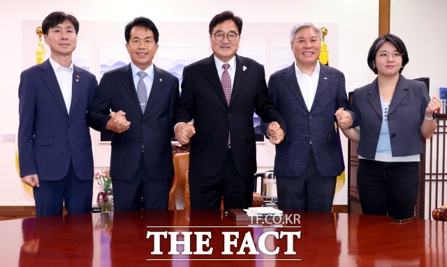 더불어민주당의 새 대표 선출을 계기로, 멈춰섰던 진보개혁 5당의 정치개혁 논의가 다시 속도를 낼 수 있을지 주목된다. 우원식(가운데) 국회의장이 16일 국회의장 집무실에서 열린 국회의장-진보개혁4당 원내대표들과 기념촬영을 하는 모습. /뉴시스