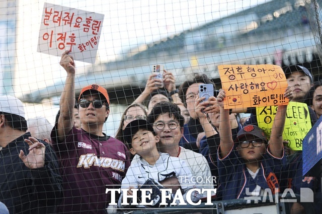 이정후는 한국 교포들의 희밍이다. 미국 어디를 가든 많은 교포들이 야구장을 찾아 이정후를 응원한다. 부담도 크지만 좋은 성적을 내야 하는 이유 중 하나다. /뉴시스