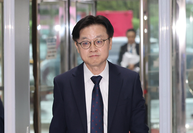 김정관 산업통상자원부 장관 후보자가 17일 오전 서울 여의도 국회에서 인사청문회에 참석하기 위해 이동하고 있다. / 뉴시스