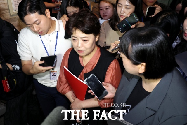 국민의힘 혁신 방향을 둘러싼 내홍이 격화하고 있다. 윤희숙 당 혁신위원장이 실명 인적쇄신안에 이어 차기 총선 불출마까지 언급하자 당내 반발은 더육 커졌다. 사진은 윤 위원장이 17일 오전 서울 여의도 국회에서 비상대책위원회 회의 참석을 마치고 나오며 취재진의 질문에 답변하고 있는 모습. /뉴시스