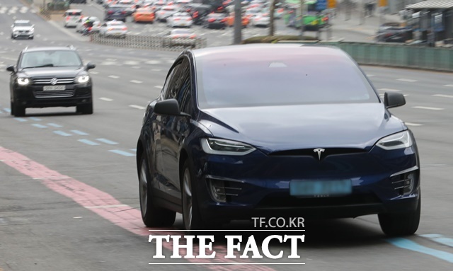 올해 상반기 연령대별로 40대가 가장 많은 전기차를 구매한 가운데 이들은 테슬라 모델 Y를 가장 선호하는 것으로 나타났다. /뉴시스