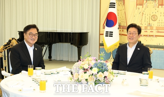 이재명 대통령이 17일 서울 한남동 관저에서 우원식 국회의장과 만찬에 앞서 환담을 나누고 있다. /뉴시스