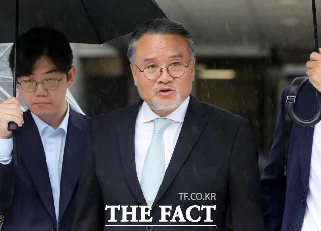 삼부토건 주가조작 핵심 인물들이 일부 구속됐다. 이일준 삼부토건 회장이 17일 오후 서울 서초구 서울중앙지방법원에서 열린 구속 전 피의자 심문에 출석한 뒤 법원을 나서고 있다. /뉴시스