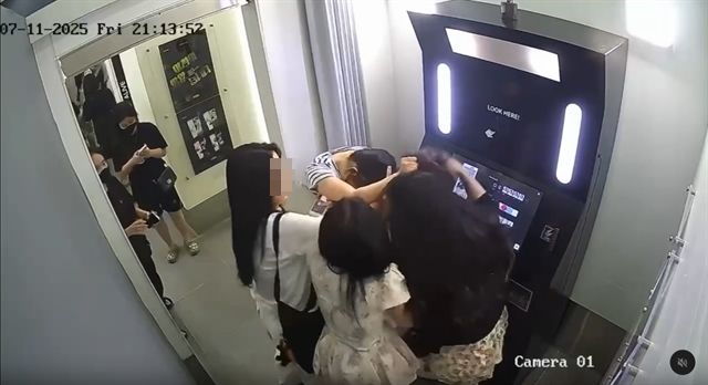 지난 11일 베트남 하노이에서 한국인 여성들이 베트남인 여성을 폭행하고 있다. /뉴시스