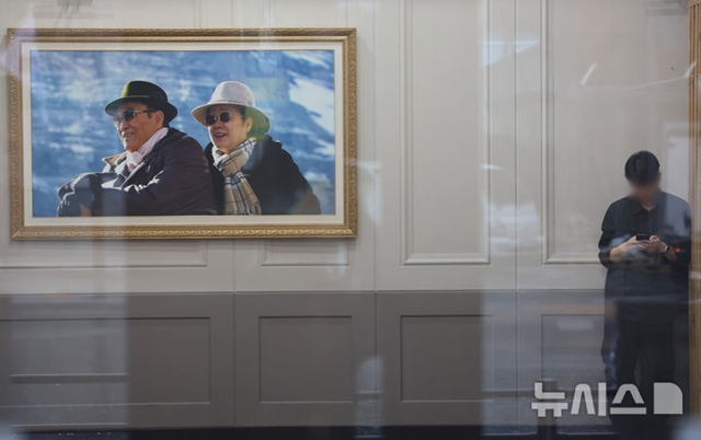 김건희 여사 의혹을 수사하는 민중기 특별검사팀이 통일교 압수수색에 들어간 18일 오전 서울 용산구 통일교(세계평화통일가정연합) 서울본부 로비에 故 문성명 총재와 한학자 총재의 사진이 걸려 있다. 2025.07.18./뉴시스