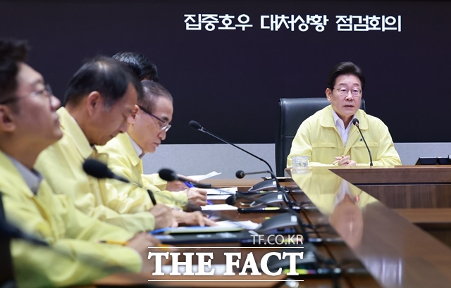 이재명 대통령은 집중호우에 대해 전 부처와 기관들이 모든 자원과 행정력을 총동원해야 한다고 당부했다. 이 대통령이 18일 서울 종로구 정부서울청사 중앙재난안전상황실 서울상황센터에서 집중호우 대처상황 점검회의를 열고 발언하고 있다. /뉴시스