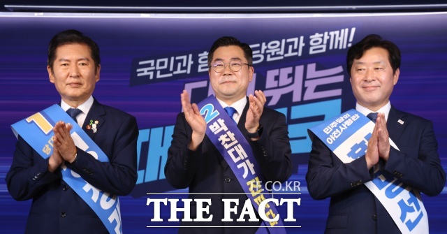 박찬대 후보는 이재명 대통령과의 호흡을, 정청래 후보는 강력한 개혁 추진력을 내세우며 지지를 호소했다. /뉴시스