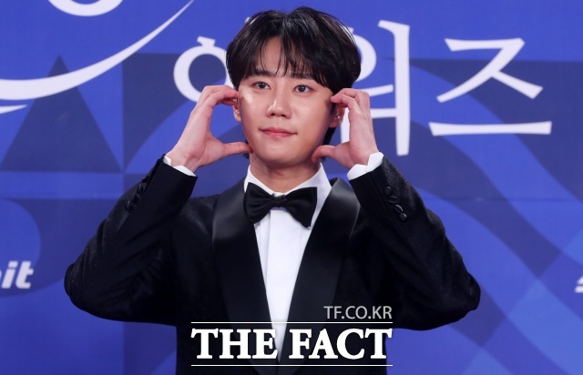 청룡시리즈어워즈 수상자로 자신의 이름이 불린 줄 알고 무대에 오른 배우 이준영이, 진짜 수상자인 이준혁과 팬들에게 사과했다. /뉴시스