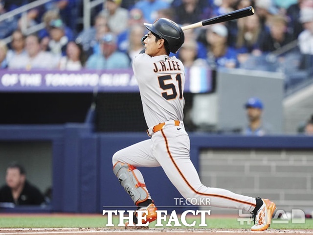 이정후가 19일(한국시간) 토론토전에서 2회초 우중간 안타를 때려내고 있다. /토론토=AP.뉴시스