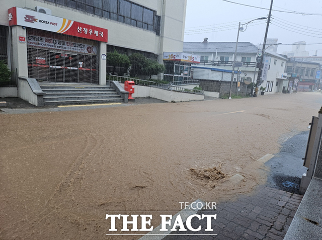 19일 경남 산청군에 시간당 100㎜에 육박하는 폭우가 쏟아지며 소방 대응 2단계가 발생한 가운데, 산청읍 부리면에서 토사 유출로 주민 3명이 실종됐다. 사진은 19일 오후 경남 산청군 산청읍 산청우체국앞 도로가 물에 잠긴 모습. /뉴시스