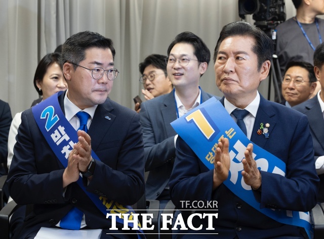 더불어민주당 당권 주자들이 비상계엄을 옹호하는 내용의 책을 써 논란이 된 강준욱 대통령실 국민통합비서관을 정면 비판하며 자진사퇴를 촉구했다. /뉴시스