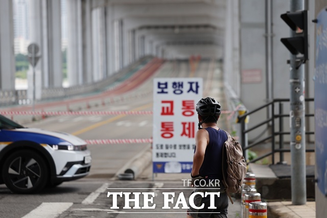 집중호우로 인해 20일 오전 10시 40분부터 서울 서초구 잠수교의 차량 통행이 통제됐지만, 오후 2시 30분부터 재개됐다. /뉴시스