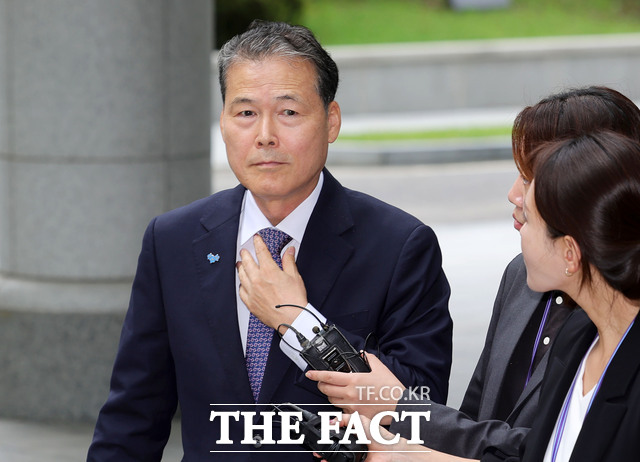 김영호 통일부 장관이 20일 서울 서초구 서울고등법원에 마련된 조은석 내란 특검 사무실에 참고인 신분으로 출석하고 있다. /뉴시스