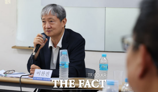 이찬진 국정기획위원회 사회1분과장(사진)은 21일 오후 서울 종로구 정부서울청사 창성동 별관 중회의실에서 열린 노동 안전 보건단체 정책간담회에서 일터는 누구에게나 안전해야 하고 존엄한 곳이 돼야 한다고 말했다./뉴시스