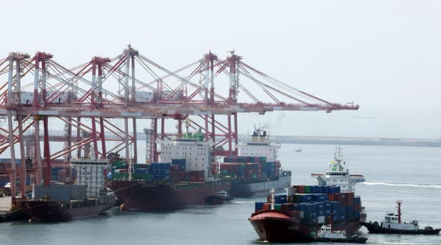 한국무역보험공사는 한국 해운사 용선료 지급을 위해 트라피구라에 총 2억달로 규모의 중장기 금융을 제공한다고 21일 밝혔다. 사진은 지난달 1일 부산 남구 신선대부두에 접안하고 있는 컨테이너선. / 뉴시스