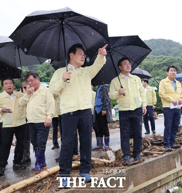 이재명 대통령이 21일 호우 피해를 입은 경남 산청군 산청읍 부리마을을 찾아 피해 현장을 점검하고 있다. /뉴시스