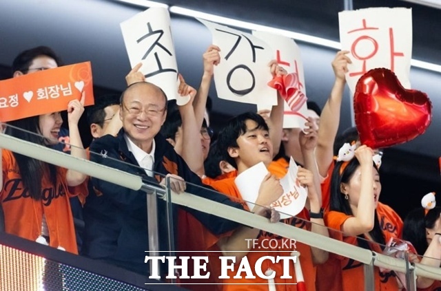 한화는 2025시즌 우승의 최적기를 맞고 있다. 김승연 한화 그룹 회장은 수시로 경기장을 찾아 팬들과 함께 응원을 보낸다. /한화그룹
