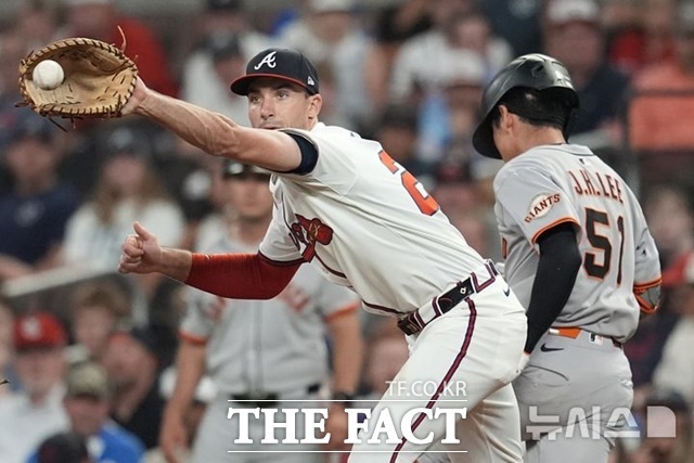 이정후가 22일(한국시간) 애틀랜타전에서 6회초 포수 앞 빗맞은 땅볼을 치고 1루까지 전력 질주해 세이프되고 있다. 애틀랜타 1루수는 맷 올슨. /애틀랜타=AP.뉴시스