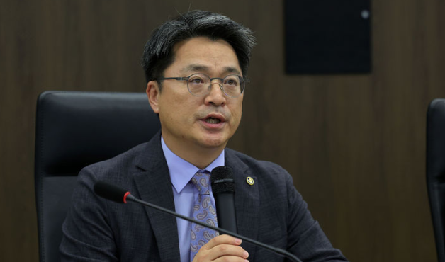 문신학 산업통상자원부 1차관은 22일 수출동향 점검회의를 열고 “미국의 관세조치 부과 예고 시점을 앞두고 우리 수출 기업이 높은 불확실성에 직면하고 있다”고 말했다. 사진은 지난 8일 문 차관이 서울 대한상공회의소에서 미 관세 조치 통보 관련 민관 합동 긴급 점검회의를 주재하고 있는 모습. / 뉴시스