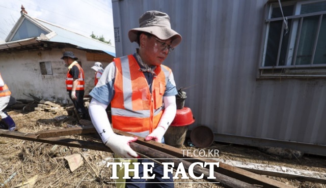 여야가 앞다퉈 수해 현장을 찾아 복구 작업에 집중하고 있다. 사진은 송언석 국민의힘 비상대책위원장이 22일 충남 예산군 삽교읍 하포리2구에서 수해복구 봉사활동을 하는 모습. /뉴시스