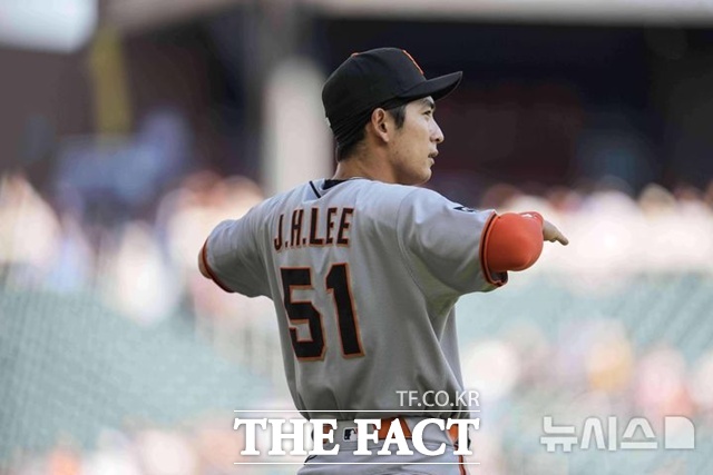 이정후가 23일(한국시간) 애틀랜타전에 앞서 가볍게 몸을 풀고 있다. 이정후는 이날 볼넷 하나를 골랐을 뿐 4타수 무안타로 부진했다. /애틀랜타=AP.뉴시스