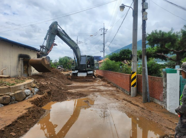 환경부는 23일 오송역 인근 회의실에서 ‘처리지원반 회의’를 열고 폐기물 처리지원반을 가동한다고 밝혔다. 사진은 지난 21일 경남 산청군 산청읍 일대 민가 주변 모습. / 뉴시스