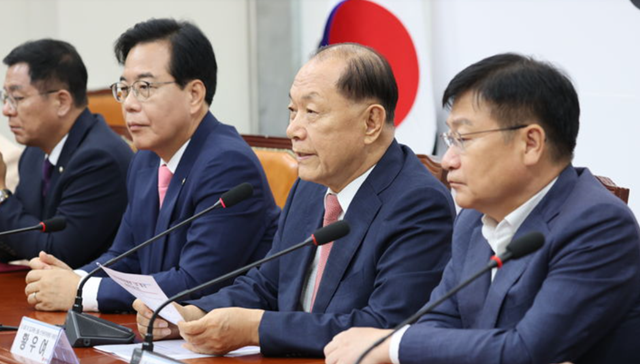 국민의힘이 차기 당 대표 선거를 위한 예비 경선에서 책임당원과 일반 국민 여론조사 비율을 각각 50% 반영하기로 23일 결정했다. 사진은 발언하는 황우여 국민의힘 선거관리위원회 위원장의 모습(오른쪽 두번째). /국민의힘 제공·뉴시스