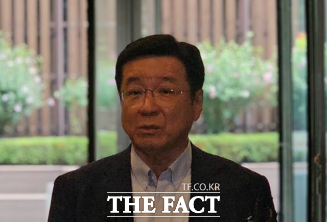 이찬희 삼성준법감시위원회 위원장이 23일 서울 서초구 삼성생명 서초사옥에서 열린 정례회의에 앞서 취재진과 만나 발언하고 있다. /뉴시스