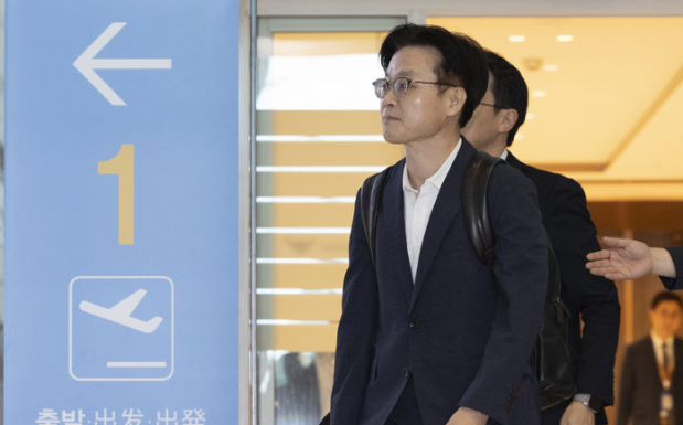 김정관 산업통상자원부 장관이 23일 인천국제공항 제2여객터미널에서 대미 통상 협상을 위해 출국장으로 향하고 있다. / 뉴시스