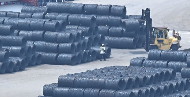 지난 7일 경기 평택시 포승읍 평택항 야적장에 쌓여있는 철강제품. / 뉴시스